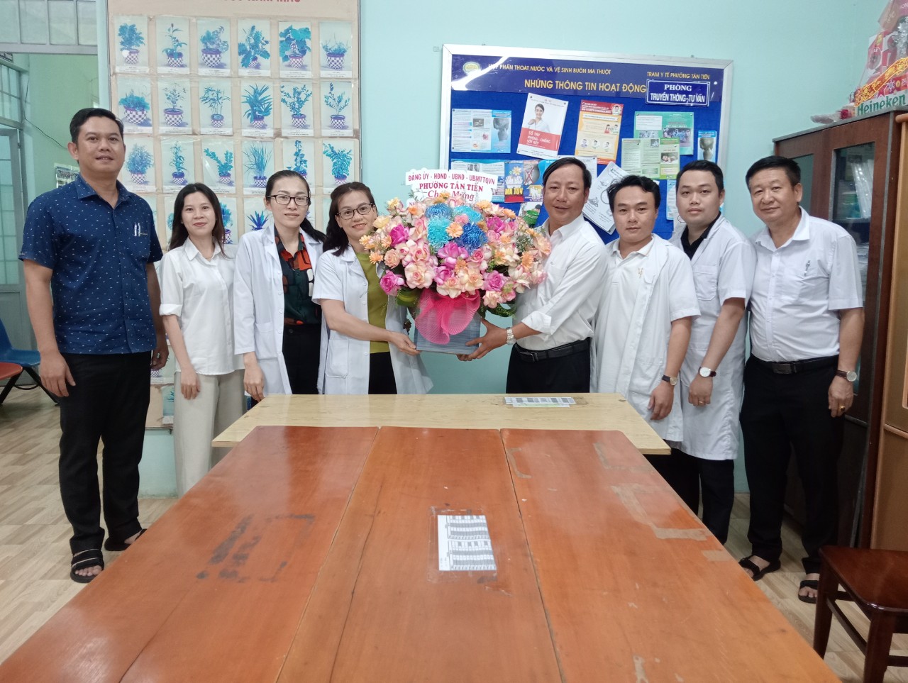 Ủy ban nhân dân phường Tân Tiến tổ chức thăm, chúc mừng ngày Thầy thuốc Việt Nam 27/02 năm 2024